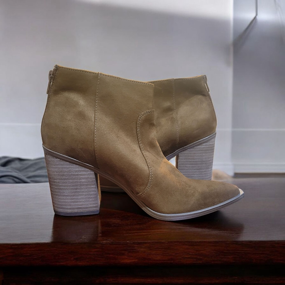 Steve Madden Suxe Tan Faux Suede Block Heel Ankle Booties Size 10 NWOT